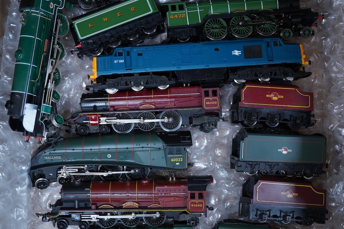 A quantity of 00 gauge model railway by Hornby, Tri-ang, etc. including nineteen locomotives in BR, GWR, LMS, etc. liveries, together with a boxed electrically operated turntable (R070), a terraced house (R8621) and a ga